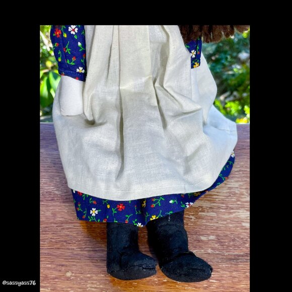 ▪️VTG▪️RARE Handcrafted Souvenir LAURA INGALLS WILDER Doll PLUS Bonus Books - Picture 4 of 11